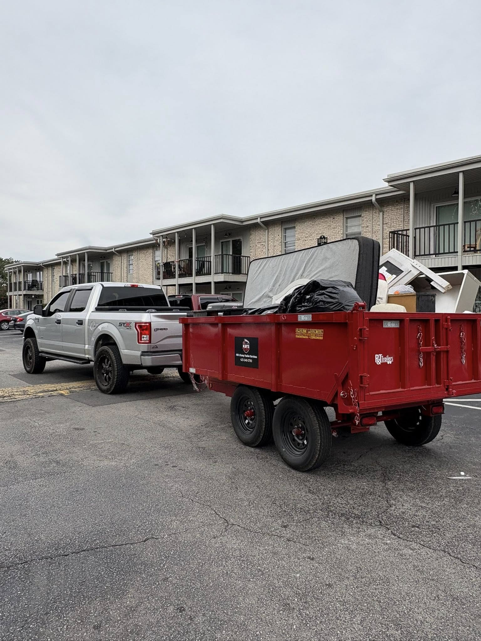 Full trailer junk removal at apartment complex